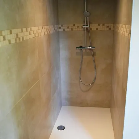 Avec Piscine La Buissiere - Fernelmont ゲストハウス